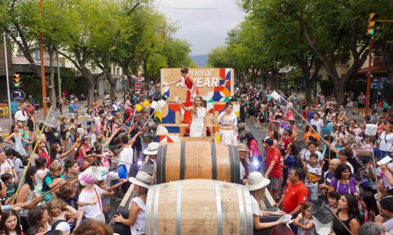 CARRUSEL ANABEL RÍOS RECORRE LAS CALLES DE MENDOZA