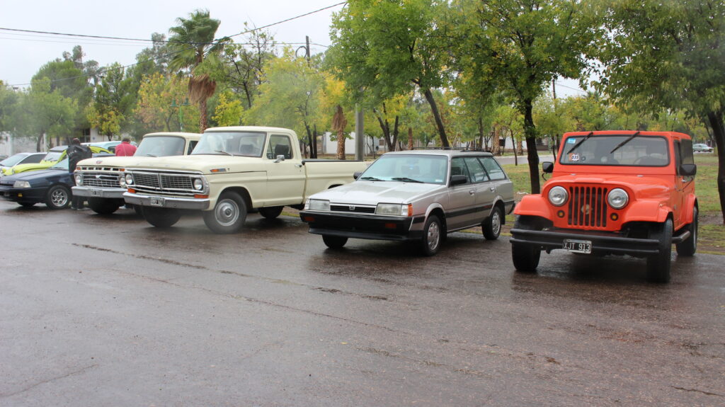 Sexto encuentro de autos y vehículos antiguos en Alvear