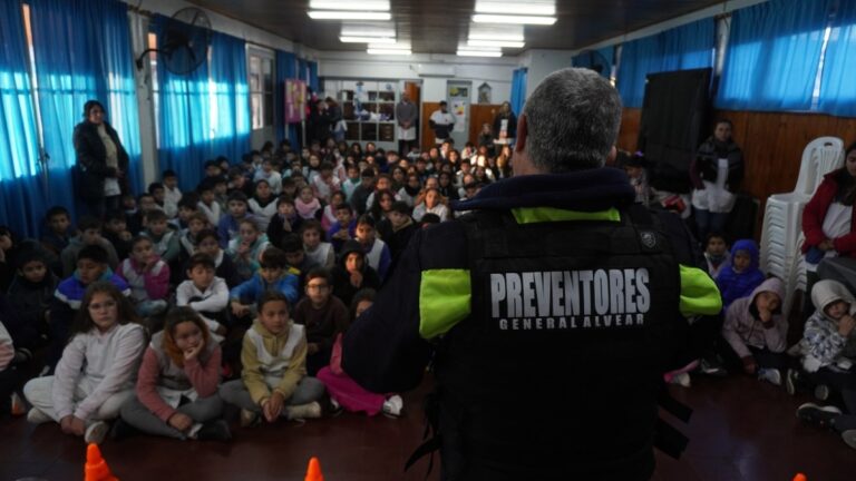 Charla de Seguridad Vial en la Escuela Constancio C. Vigil