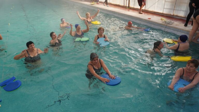 Adultos mayores disfrutan del invierno con actividades recreativas y pileta