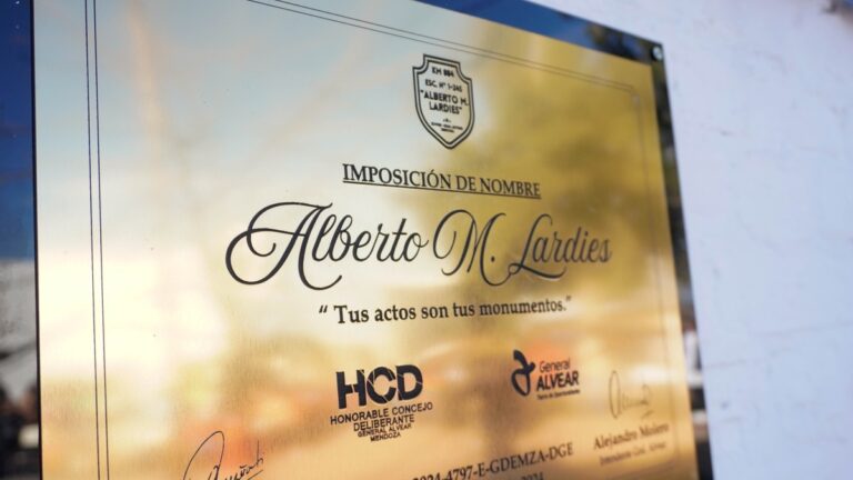 Emotivo acto de imposición del nombre “Escuela Alberto Lardíes” en Bowen