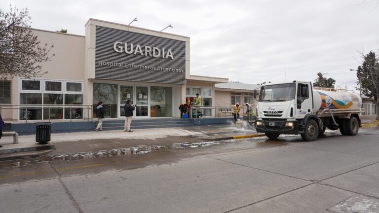 La Municipalidad realizó un operativo de limpieza en el Hospital Enfermeros Argentinos