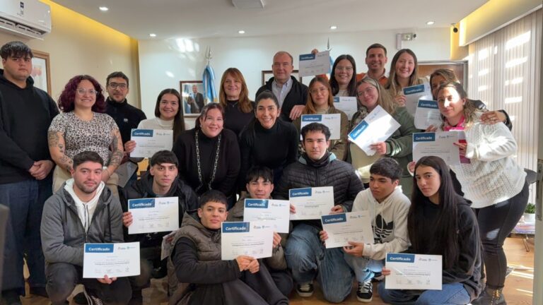 Entrega de certificados en Inteligencia Artificial y Marketing Digital en General Alvear
