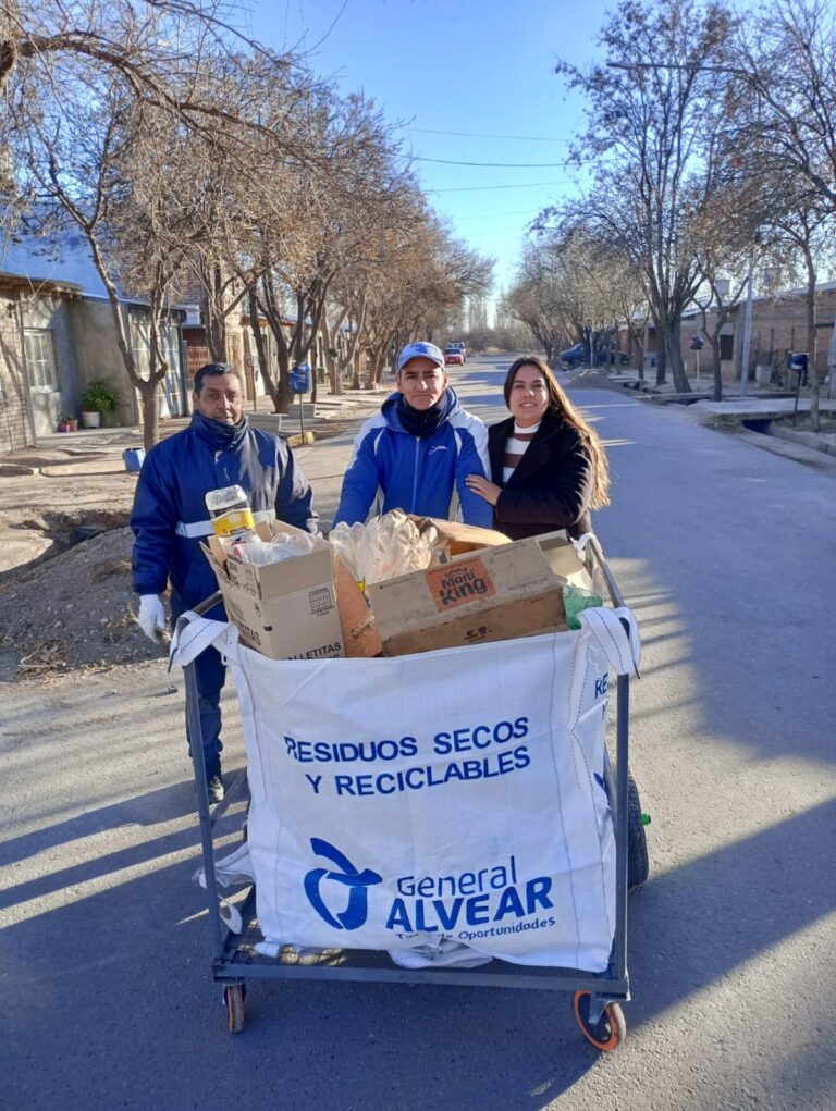 Recolección diferenciada de residuos reciclables en Alvear Oeste