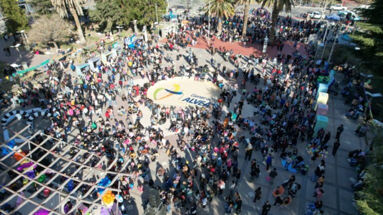 Multitudinario festejo por el “Día de las Infancias” en la plaza Carlos María de Alvear