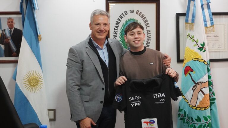 Agustín Martínez Haarth fue recibido por el intendente tras consagrarse campeón mundial en una competencia organizada por la NASA