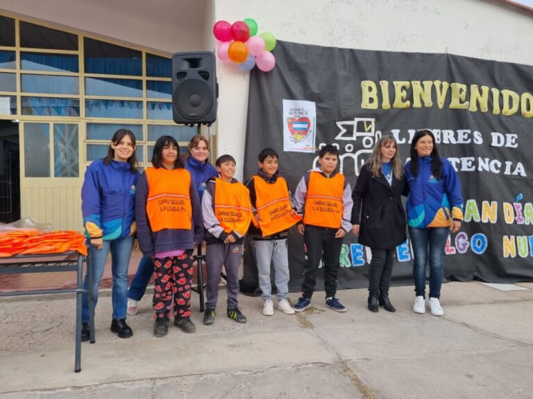 Avanza el programa «Camino Seguro a la Escuela» con nuevas entregas de pecheras reflectivas