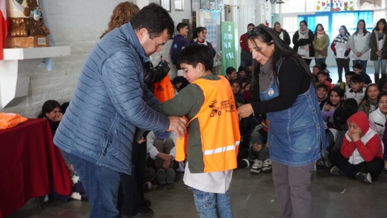 Entrega de chalecos refractarios a escuelas rurales en General Alvear