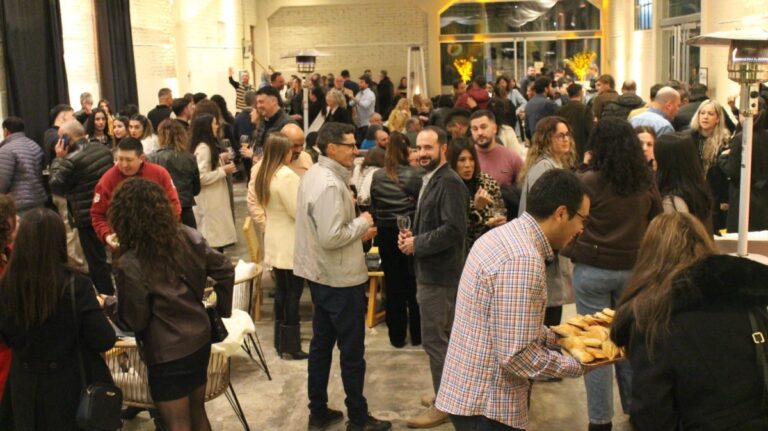 Degustación de vinos en la sala “Ganar Amigos” de Bodega Faraón