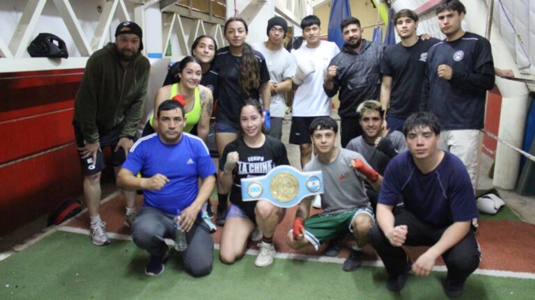 Brisa Alfonzo, campeona argentina superpluma, visitó la Escuela Municipal de Boxeo de General Alvear