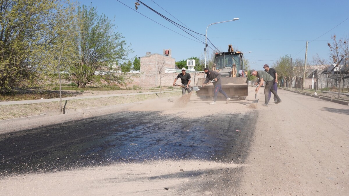 El plan de asfalto sigue adelante en Alvear Oeste