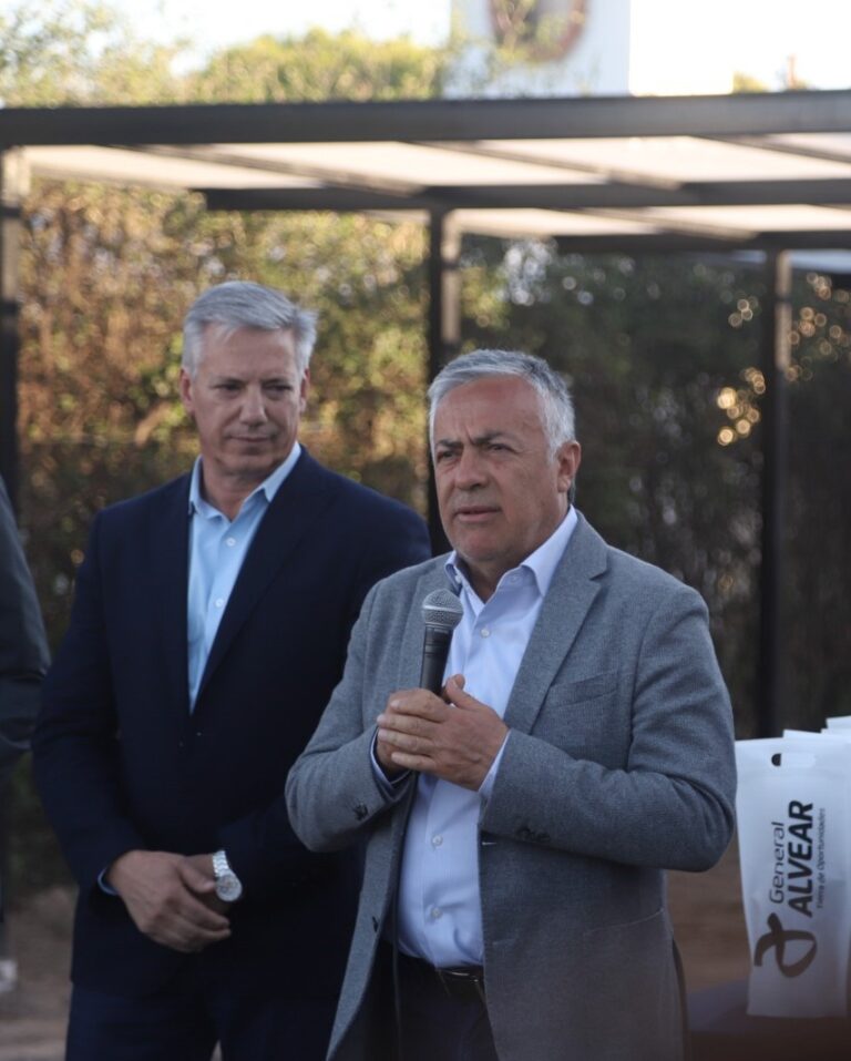 Cornejo en General Alvear: entregó viviendas, recorrió obras de salud y acercó conectividad al campo