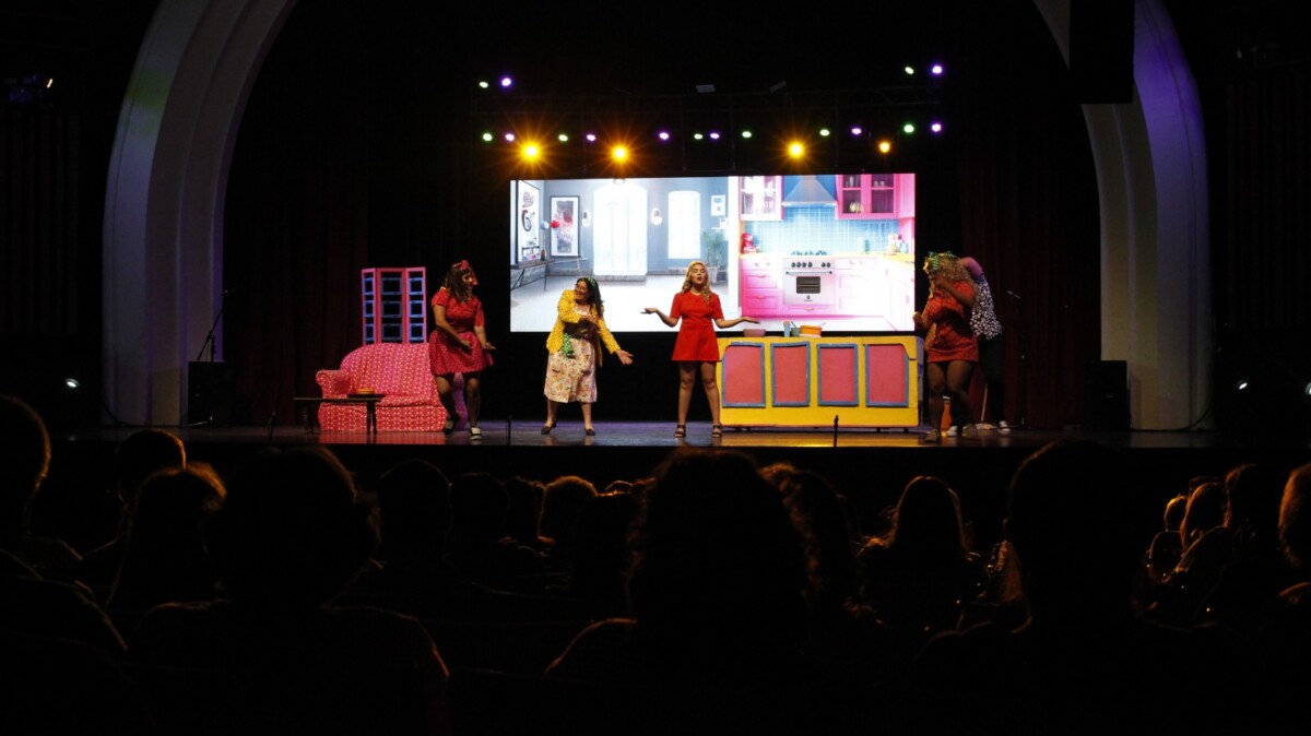 El público alvearense disfrutó de la obra “Dónde van los besos que olvidamos”