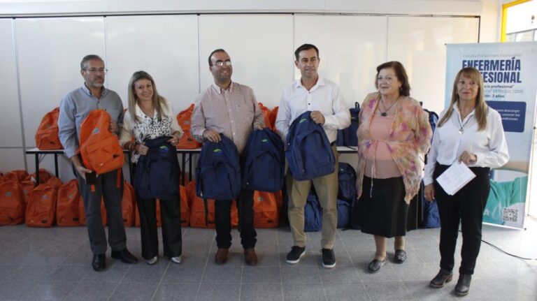 Estudiantes de enfermería recibieron mochilas técnicas para fortalecer su formación