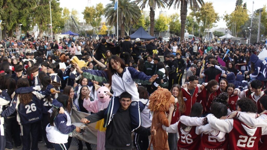 Los estudiantes tuvieron su «Manso Banderazo» en la Plaza Departamental