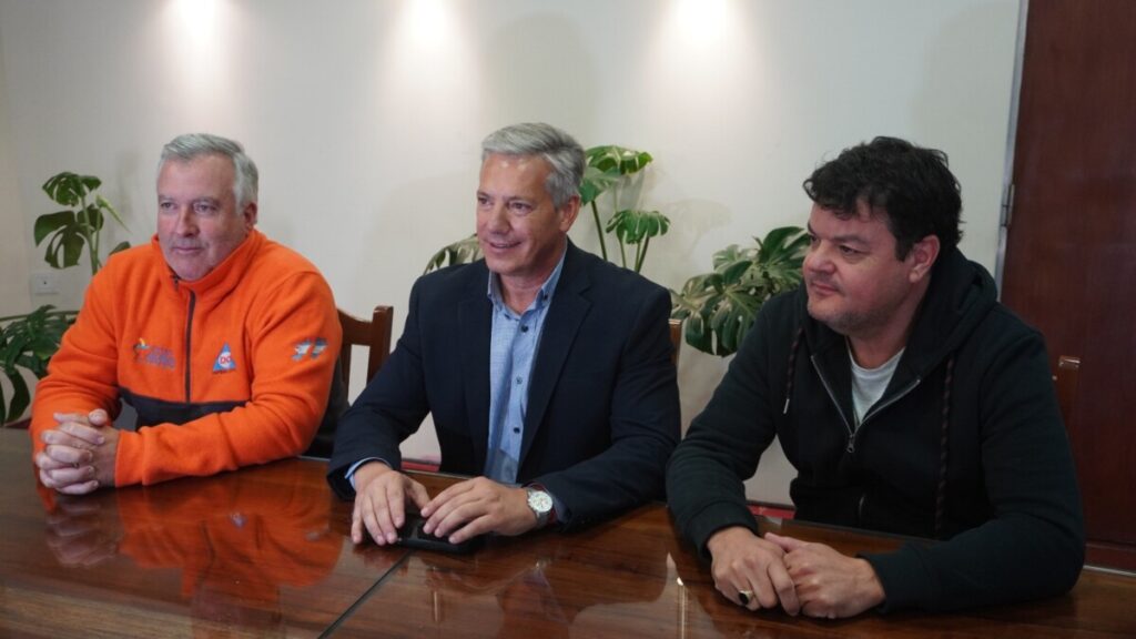 La segunda edición de la Fiesta de la Cerveza del Sur Mendocino ya tiene confirmada su propuesta artística y se consolida como uno de los eventos culturales y turísticos más importantes de la región. El encuentro se realizará el sábado 26 de septiembre en el Predio Ferial de General Alvear, con una programación que reúne a referentes de distintos géneros y generaciones. La grilla, recientemente presentada, se destaca por su diversidad y alcance nacional, con la participación de bandas y artistas de fuerte presencia en la escena musical argentina como Divididos, León Gieco junto a Lito Vitale, La Delio Valdez, Lisandro Aristimuño, Bandalos Chinos, Kapanga, La Franela y Yami Safdie, entre otros nombres que completan una propuesta amplia y actual. El line up también incluye a Piti Fernández, Maggie Cullen, Cruzando el Charco, Topa y un homenaje a Enanitos Verdes, además de la presencia de Dj Pato Smink y la propuesta de Un Verano. Uno de los aspectos distintivos del evento será la disposición de cuatro escenarios, pensados para ofrecer una experiencia dinámica, con espectáculos simultáneos que integran historia y nuevas tendencias dentro de la música argentina. En paralelo, la Fiesta de la Cerveza también reafirma su identidad regional con la participación de bandas de Cuyo como Aluhé (Mendoza), Los Manyines de Cuyo (San Luis), Ekiss (San Juan), Bruno Pinto (San Rafael) y MIB (Malargüe), junto a una destacada representación de artistas locales de General Alvear: Terapeutas in Terapia, Atractor, Flor y Trueno y Circo Funeral.
