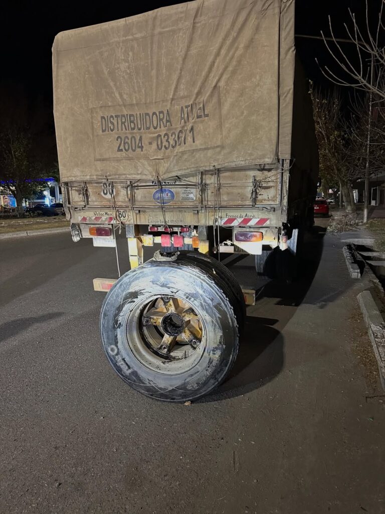 Un camión que circulaba por ruta 143 norte hacia el sur, perdió una de sus ruedas duales