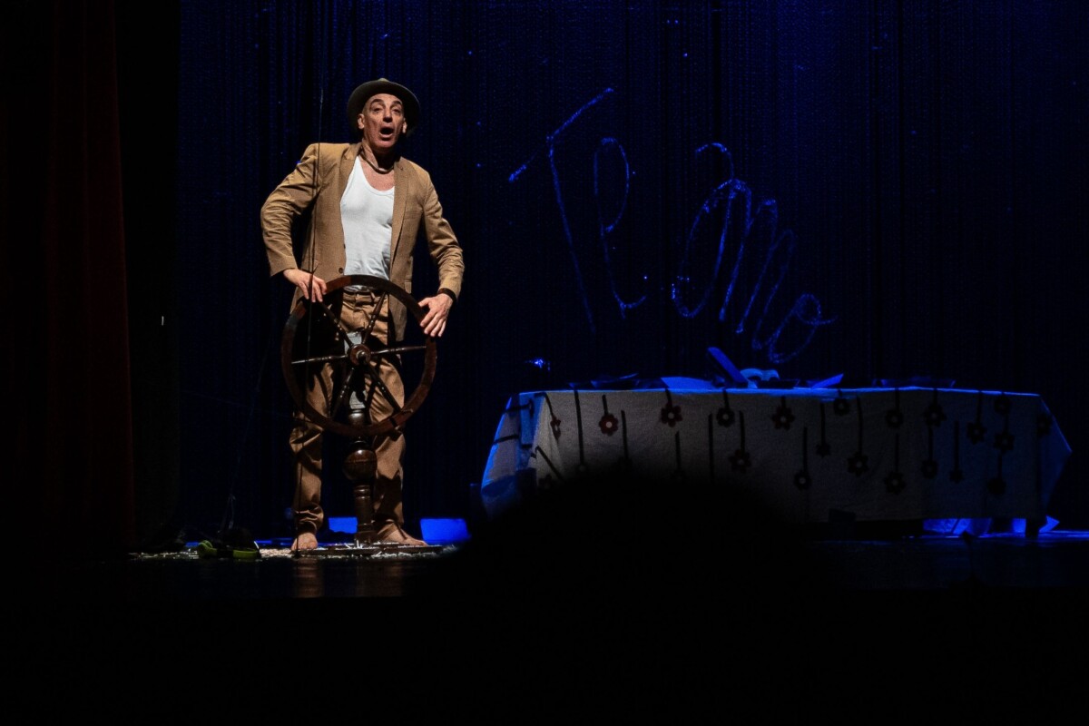 Mauricio Dayub celebró sus 900 funciones de «El Equilibrista» a sala llena en General Alvear
