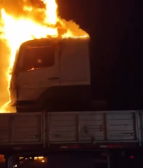 Incendio en Ruta 143 Sur: un camión fue consumido por las llamas cerca de Cochicó