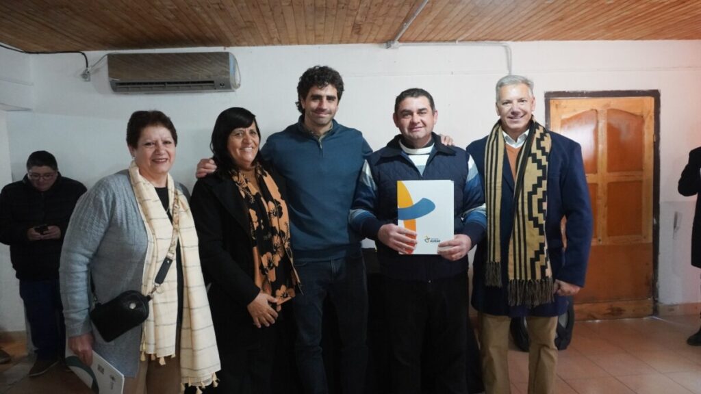 Molero cumplió con una demanda histórica de Carmensa: 15 familias recibieron las primeras escrituras de sus hogares