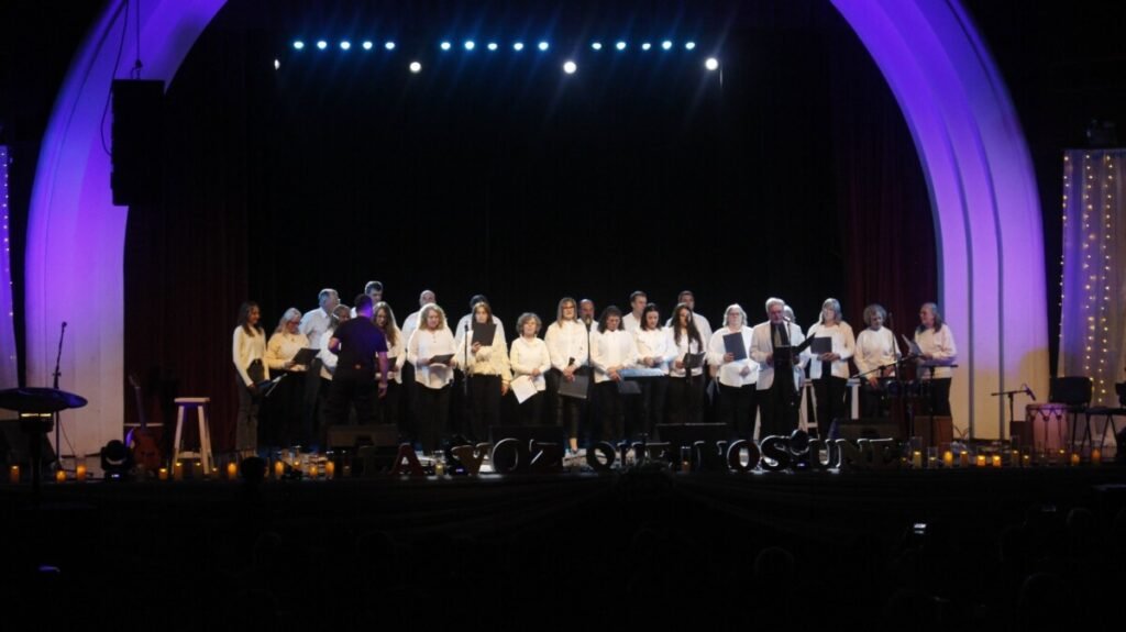 El Encuentro Alvearense de Coros cerró dos jornadas de música en el Teatro Lafalla