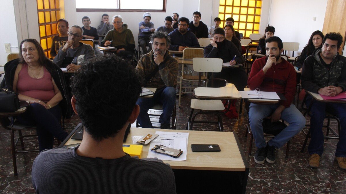 Comenzó el curso de reparación de celulares