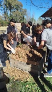 Alumnos de la Escuela Enore de Monte participan de un proyecto de compostaje