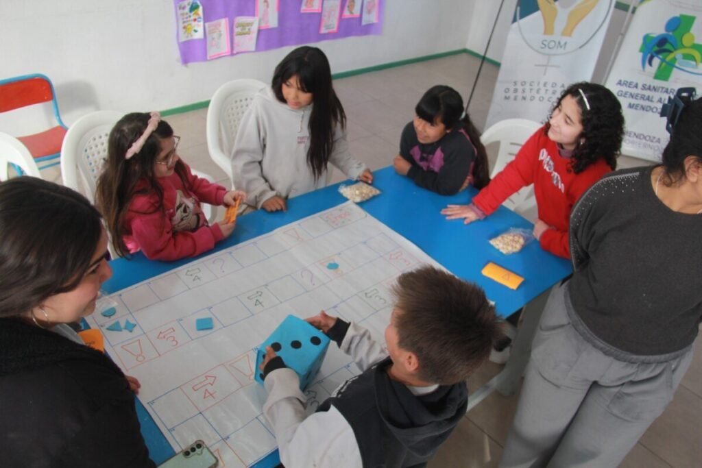 Estudiantes del IES acercaron las matemáticas al barrio San Carlos a través del juego