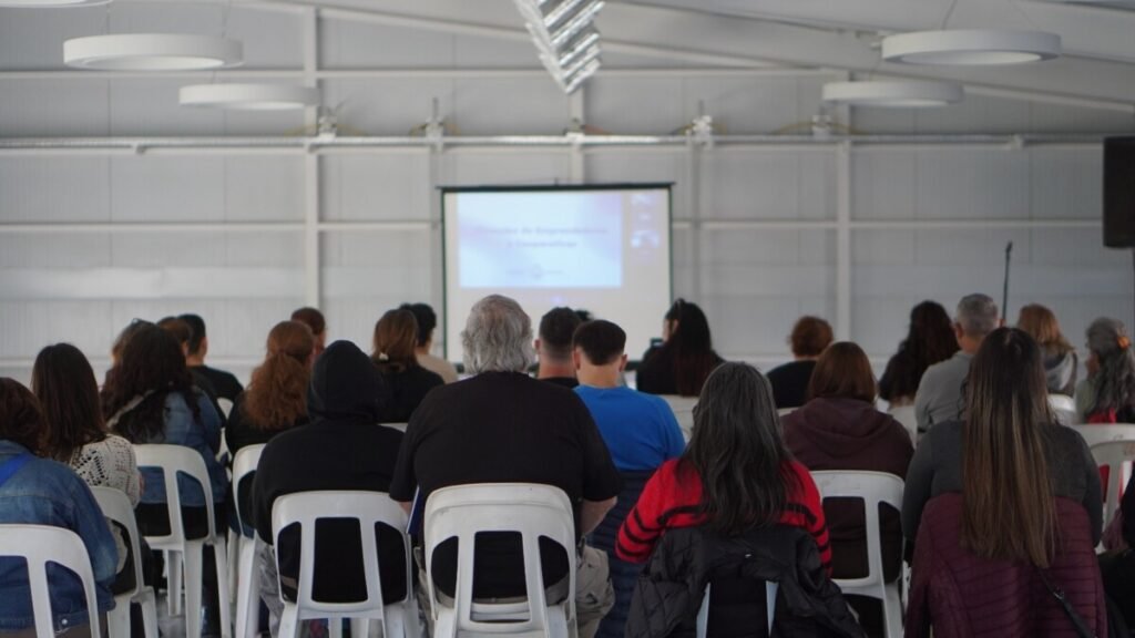 Capacitan a emprendedores en herramientas de inteligencia artificial