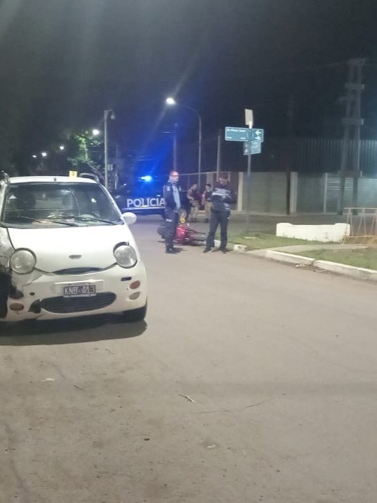 Accidente entre una moto y un auto, anoche, en avenida Alvear Oeste y Alem