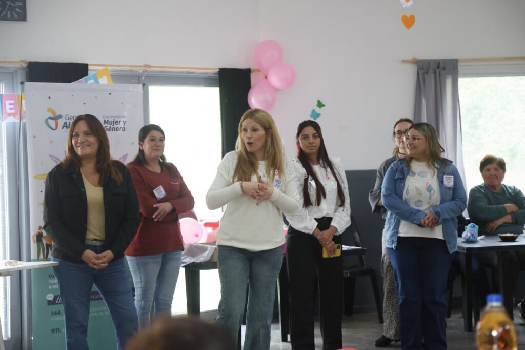 Barrio Parque y la Isla Gorostiague festejaron el Día de la Madre junto a la Dirección de Familia